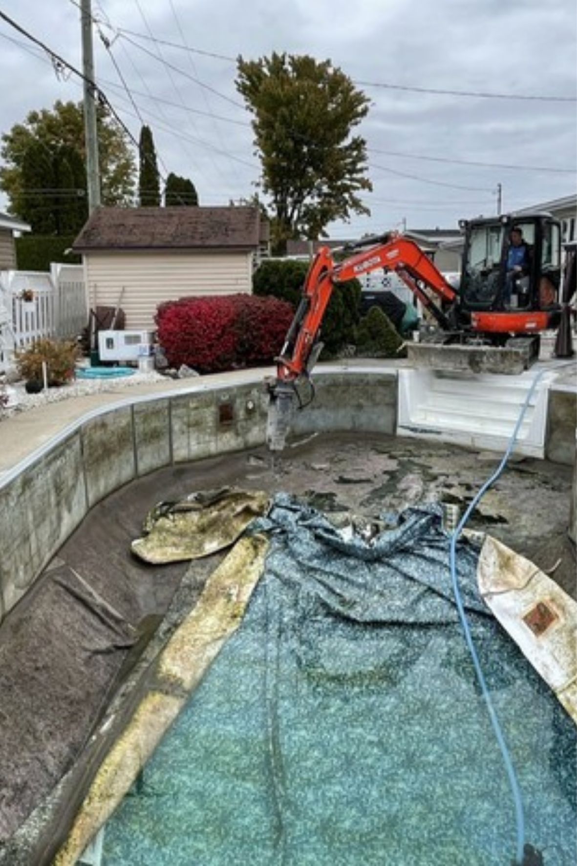 Travaux en cours dans une excavation circulaire avec équipement mécanique visible sur un site résidentiel  à Boucherville
